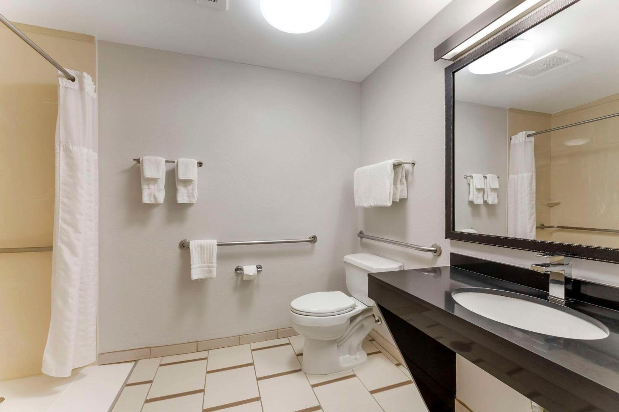 Comfort Inn & Suites Akron South Bagian luar foto