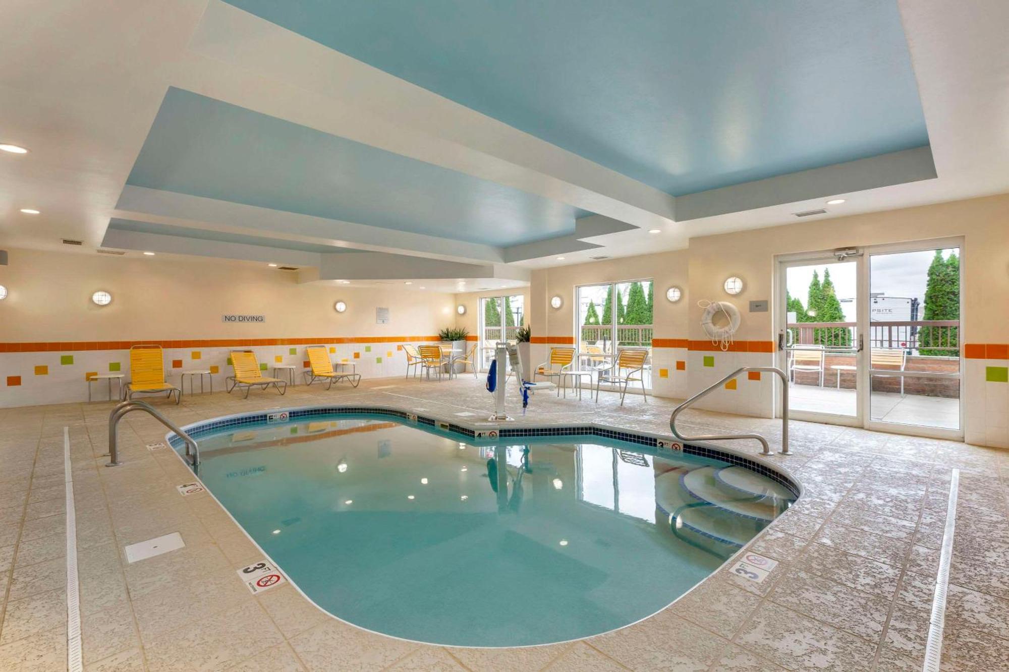 Comfort Inn & Suites Akron South Bagian luar foto