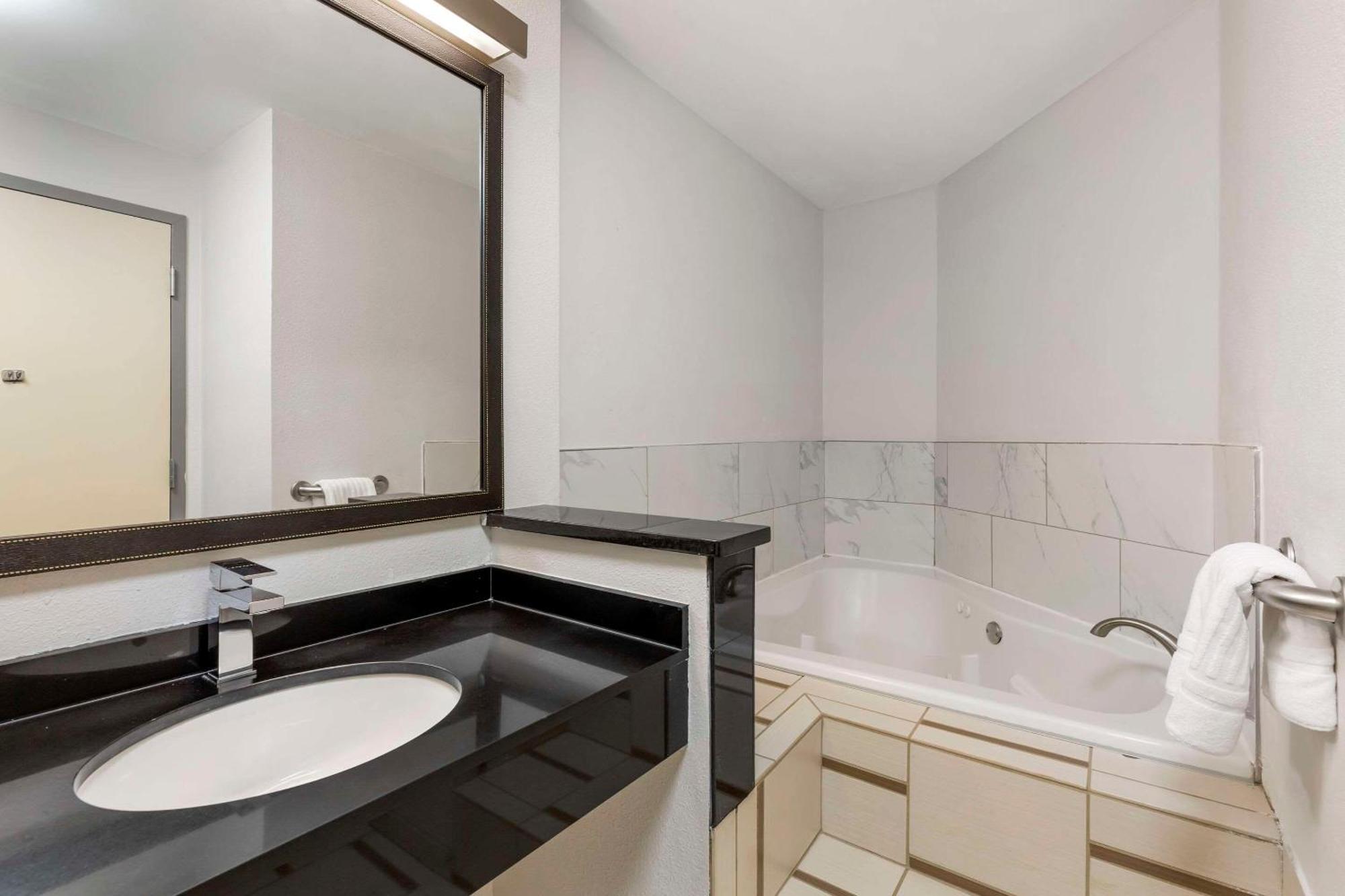 Comfort Inn & Suites Akron South Bagian luar foto