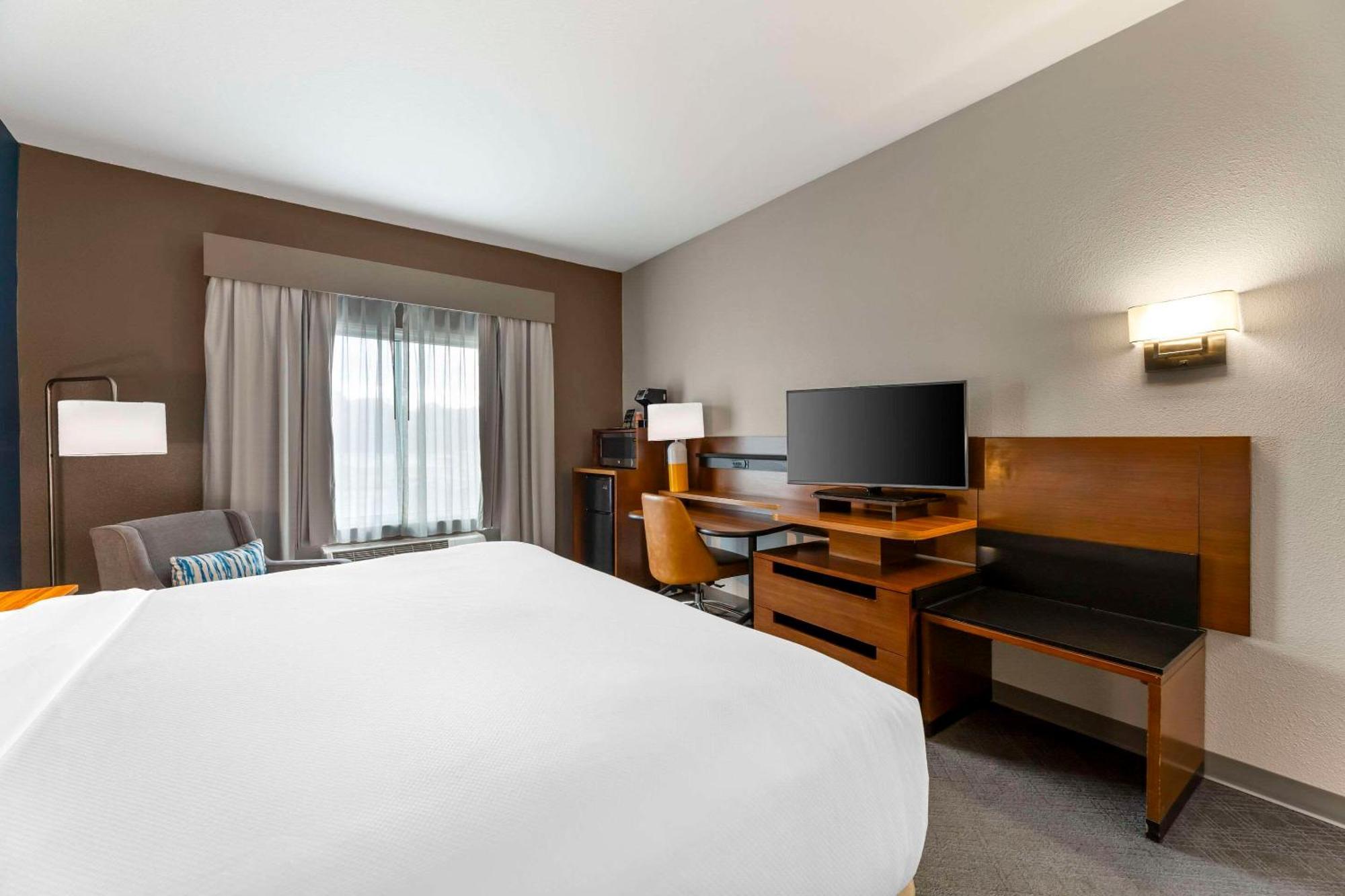 Comfort Inn & Suites Akron South Bagian luar foto