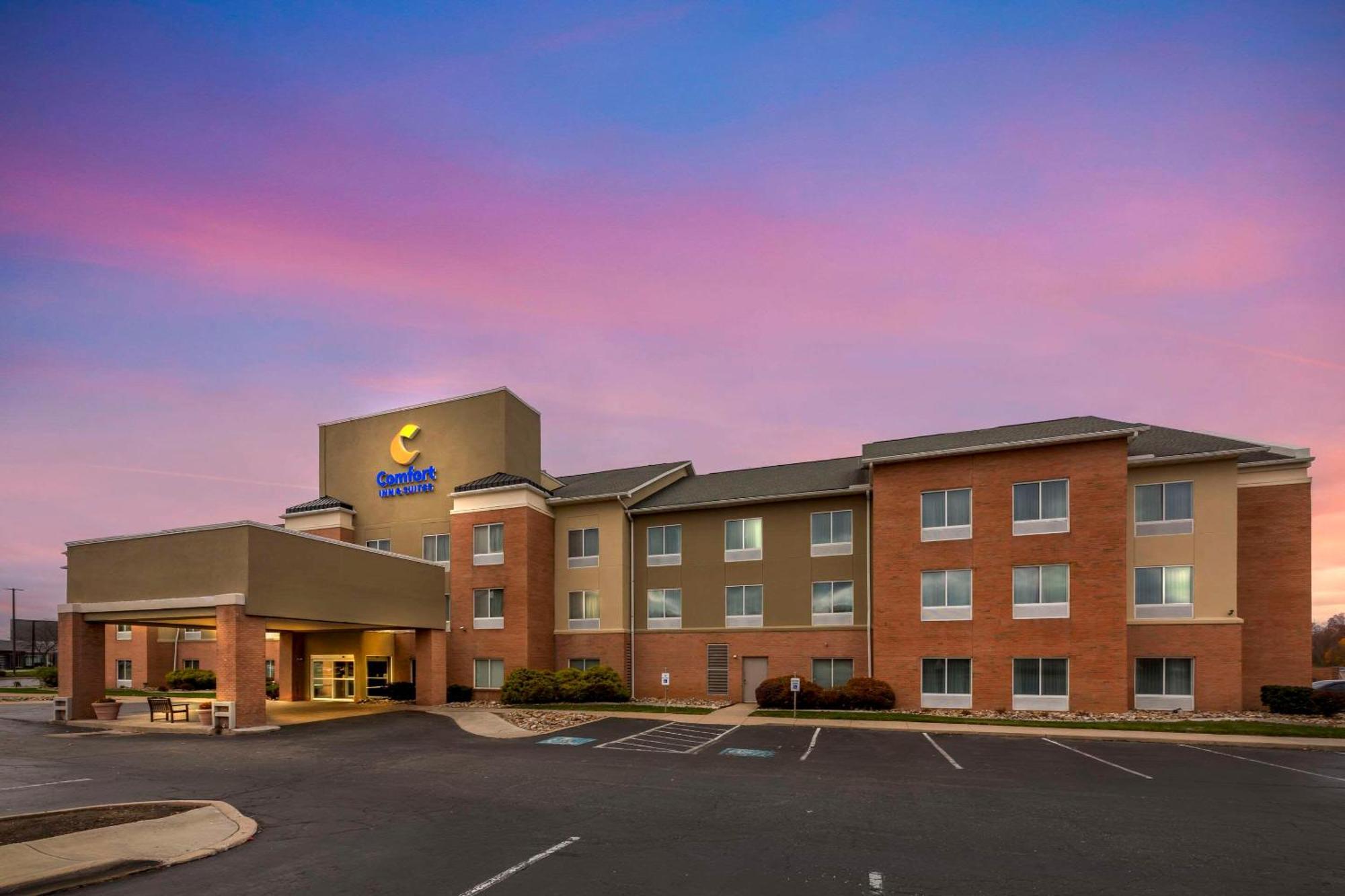 Comfort Inn & Suites Akron South Bagian luar foto