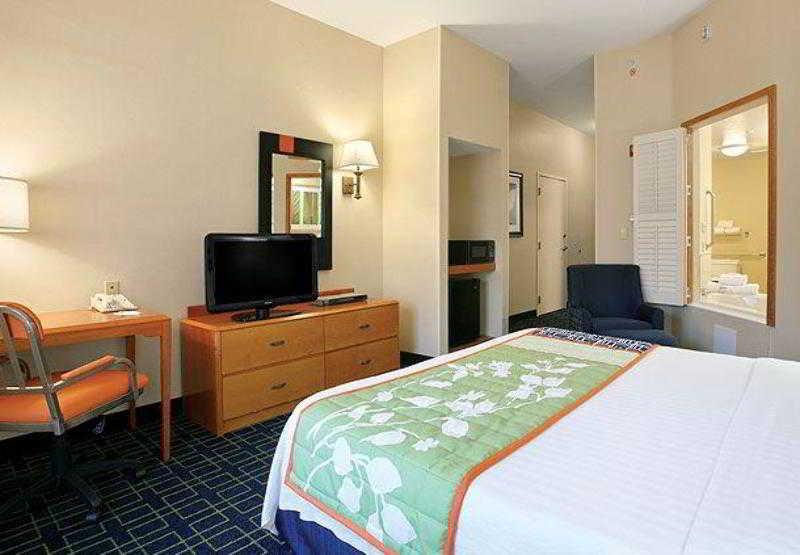 Comfort Inn & Suites Akron South Ruang foto