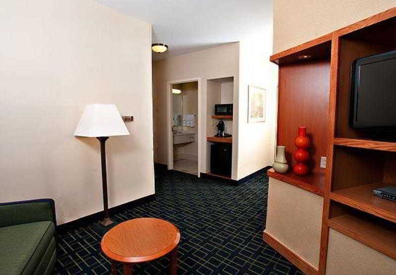 Comfort Inn & Suites Akron South Ruang foto
